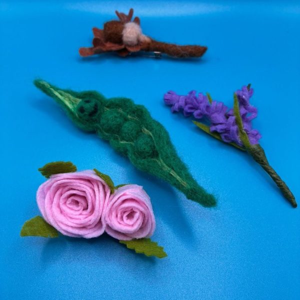 Assorted pin brooches including pea pod, lavender, roses and stag